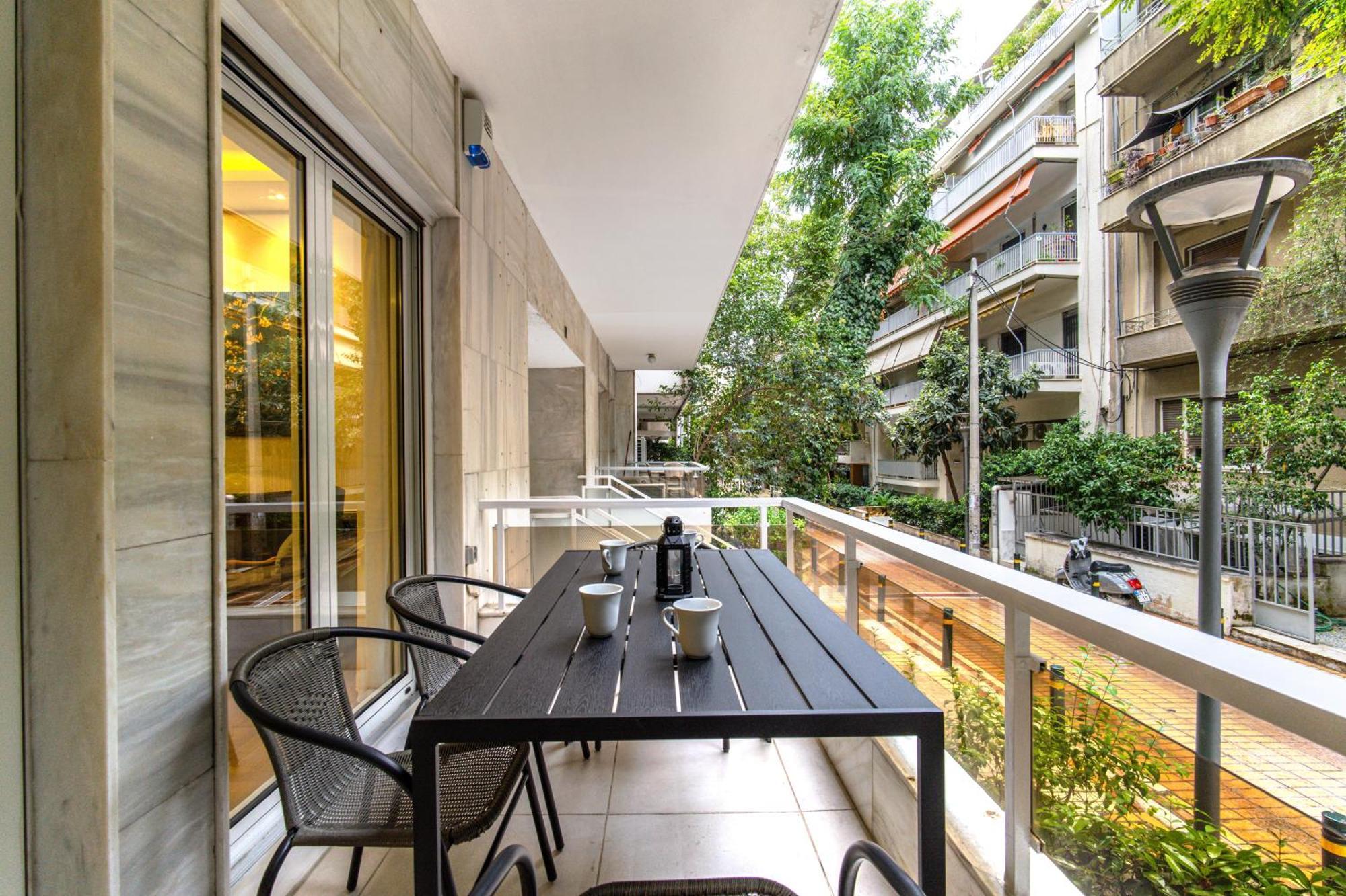 Urban Luxury On A Quiet Street In The Center Of Athens Apartment Екстериор снимка